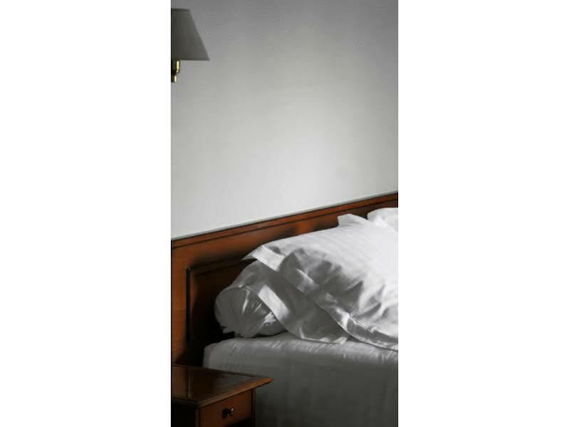 Auberge Des Pins - Teritoria Sabres Buitenkant foto